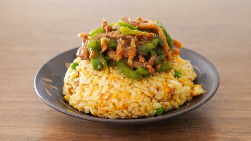 「すみれチャーハン」の「青椒肉絲」トッピング完成品