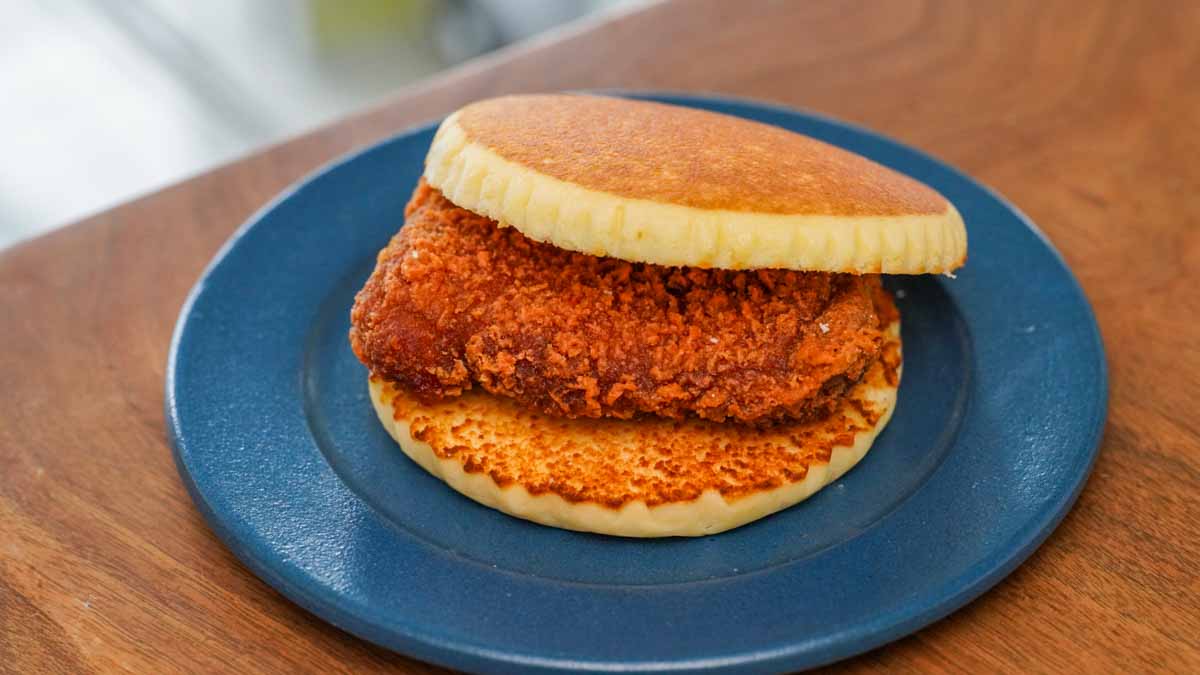 熟成チーズ蒸しケーキにななチキレッドを挟んだもの