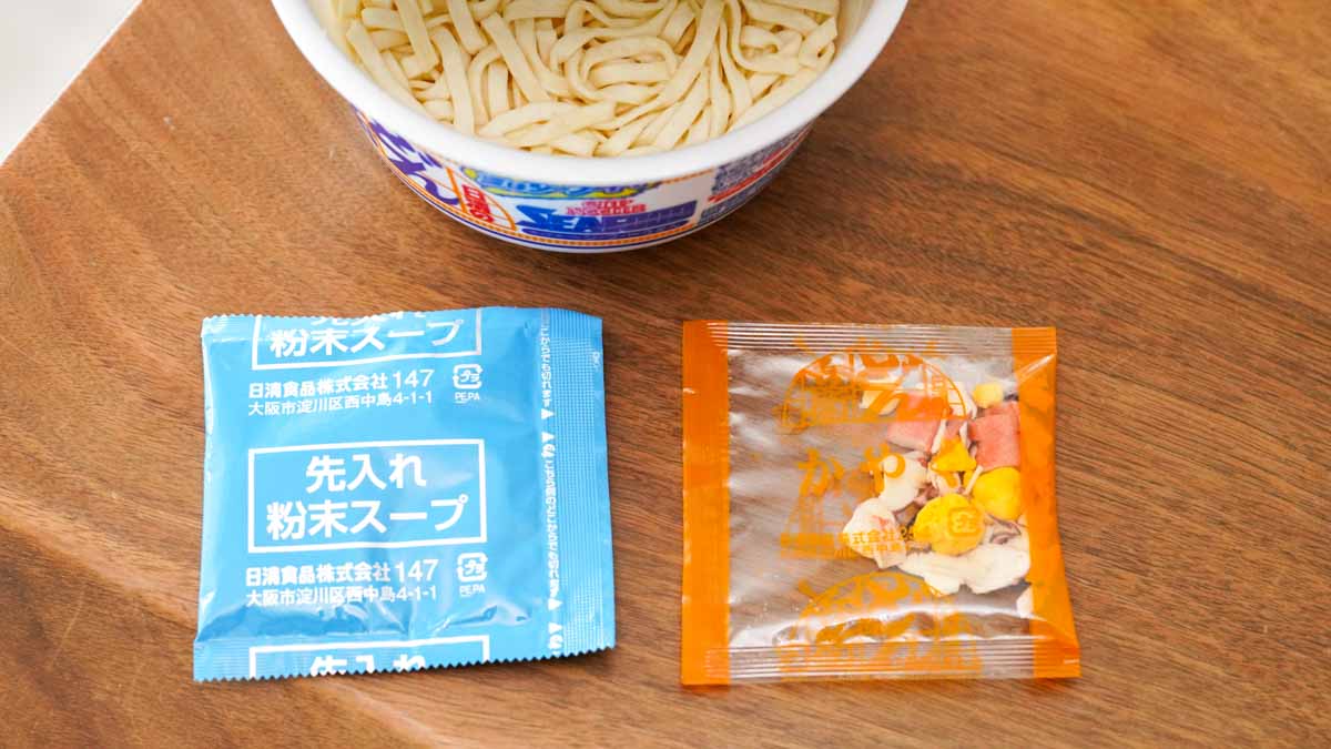 「日清のどん兵衛 カップヌードルシーフードうどん」の中身