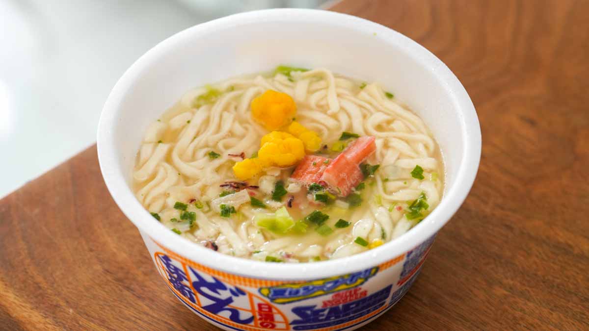 「日清のどん兵衛 カップヌードルシーフードうどん」の完成品