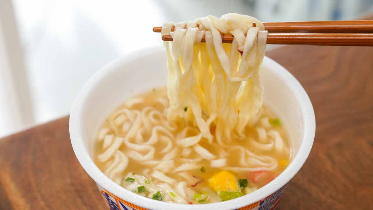 「日清のどん兵衛 カップヌードルシーフードうどん」の箸あげ