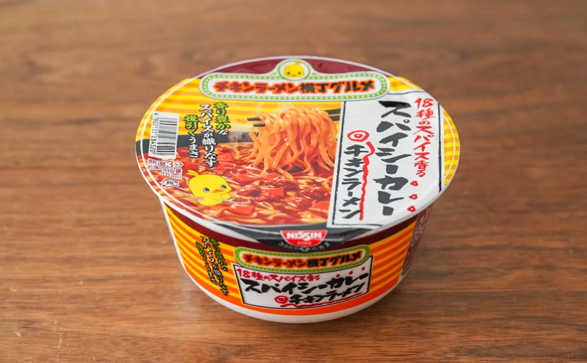 「チキンラーメンどんぶり 18種のスパイス香る スパイシーカレー」のパッケージ