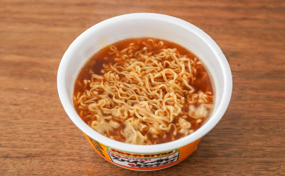 「チキンラーメンどんぶり 18種のスパイス香る スパイシーカレー」の完成品