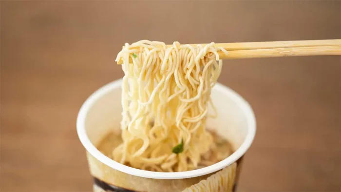 「セブンプレミアム 黒マー油豚骨ラーメン」の麺