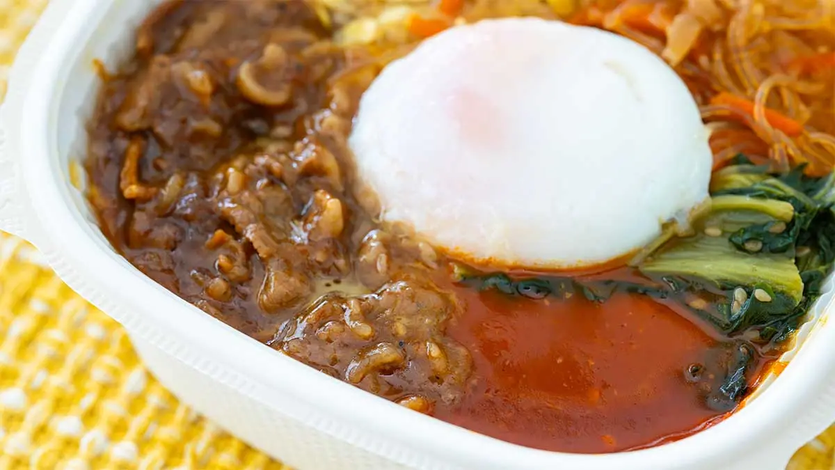 「旨辛牛焼肉の温玉ビビンバ丼」の具材