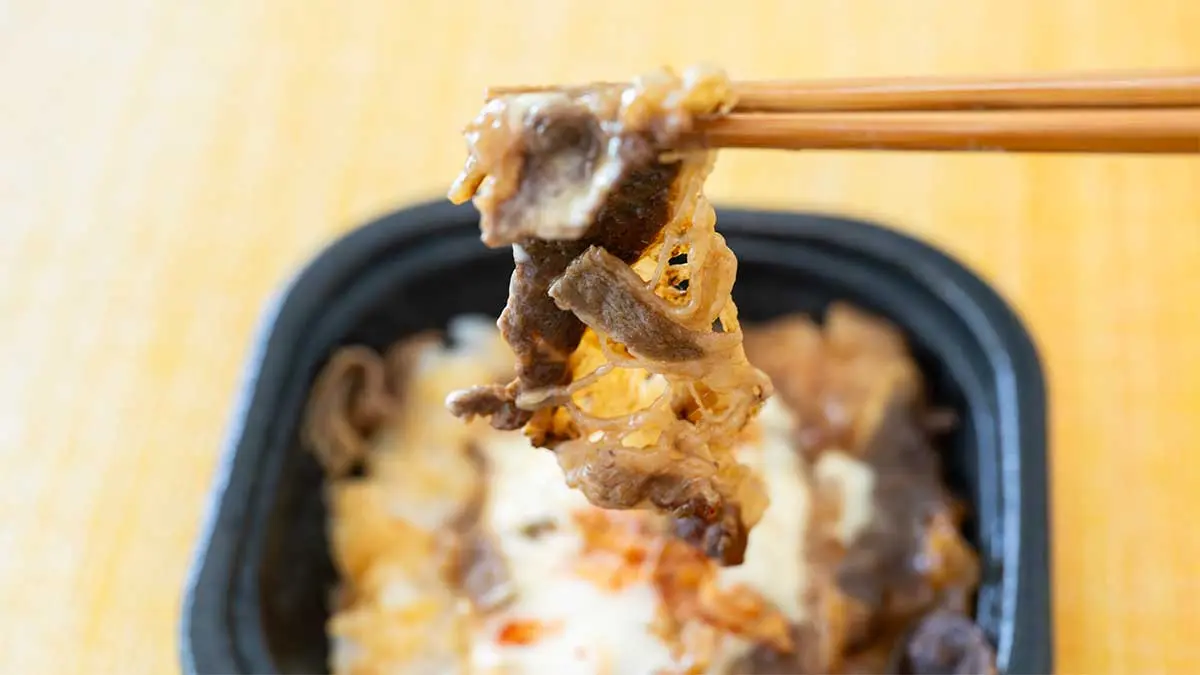 「チーズ牛カルビ丼」の肉