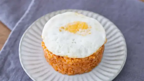 「玉子をのせたキムチ炒飯おむすび」