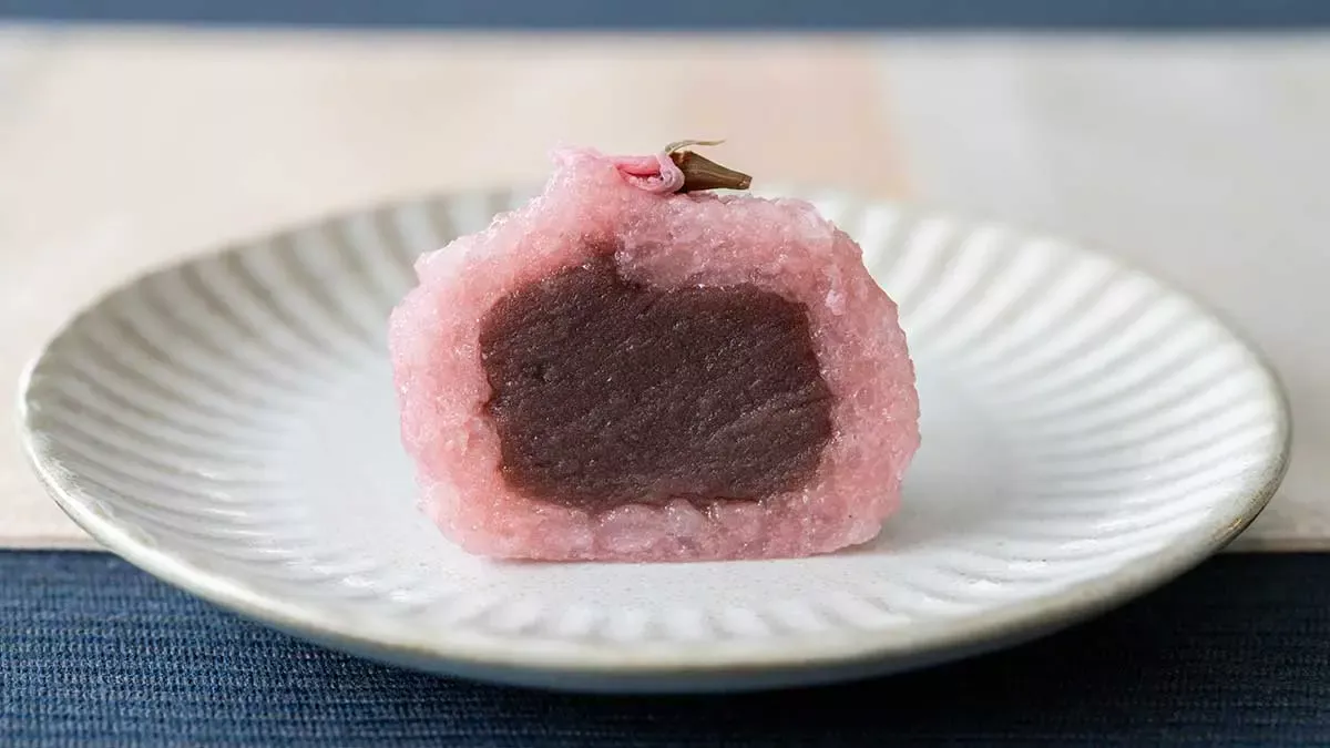 「北海道十勝産小豆使用 桜もち」の断面