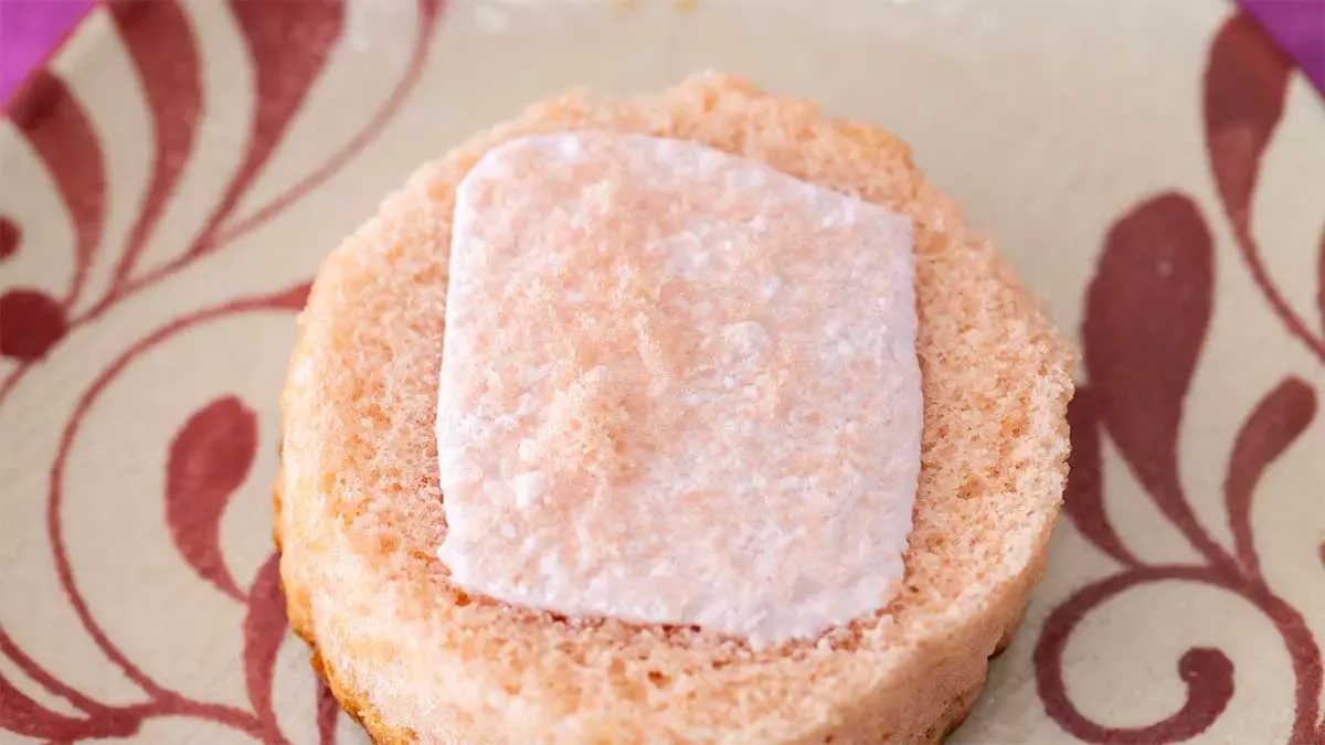 「桜シフォンのホイップサンド」のホイップ