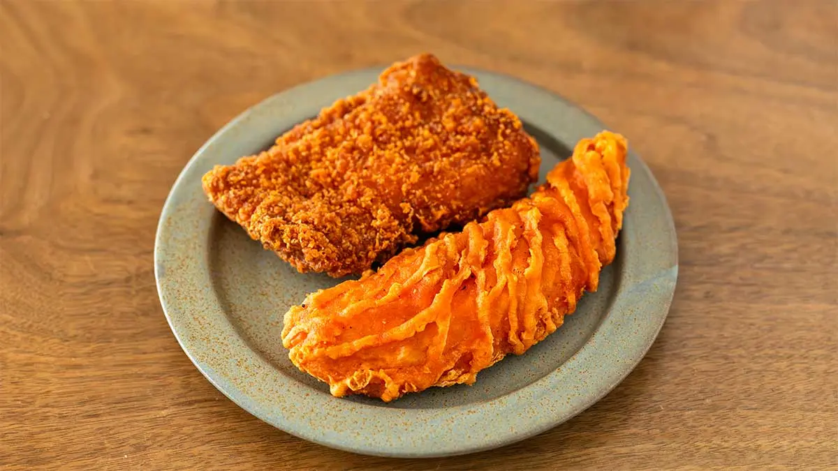 ファミリーマートの「ファミチキレッド」と「クリスピーチキン(ハバネロホット)」