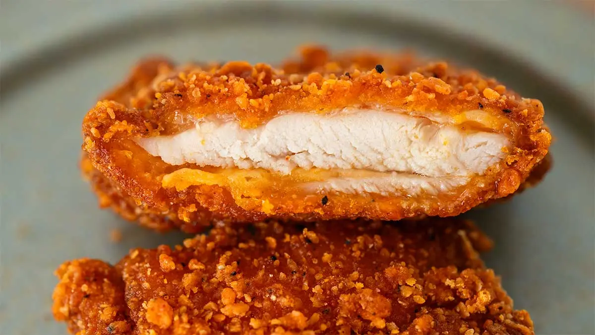 ファミリーマートの「ファミチキレッド」