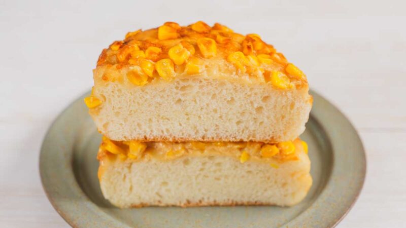 「香ばし醤油の焼きとうもろこしパン」の断面