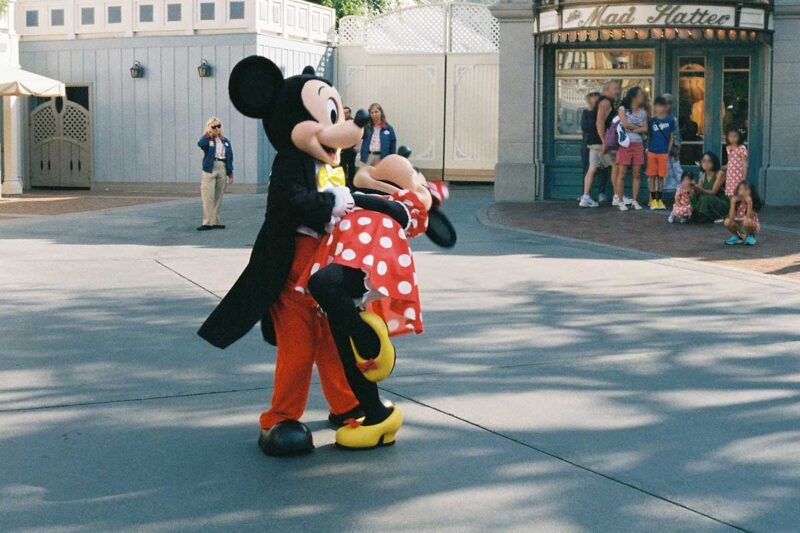 ダンスをするミッキーとミニー