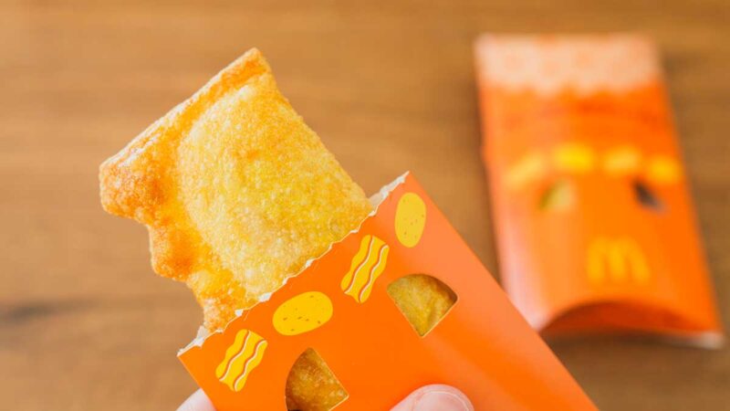 手に持った「ベーコンポテトパイ」