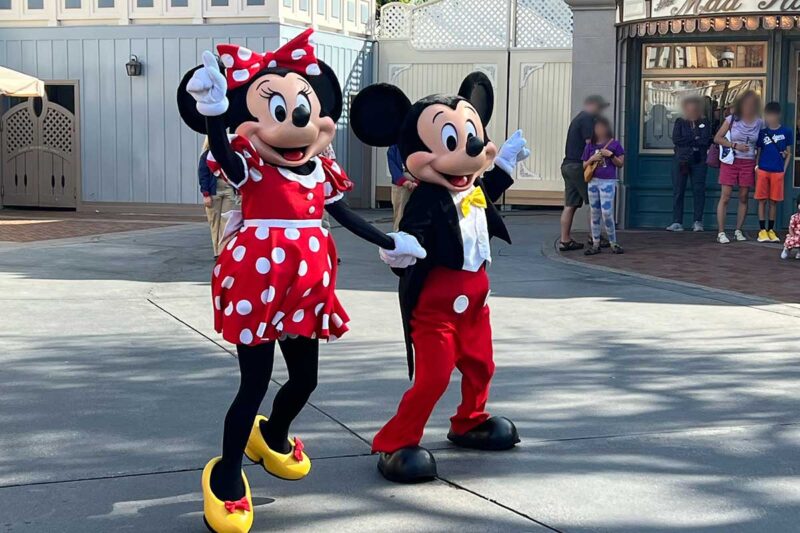 出迎えてくれるミッキーとミニー