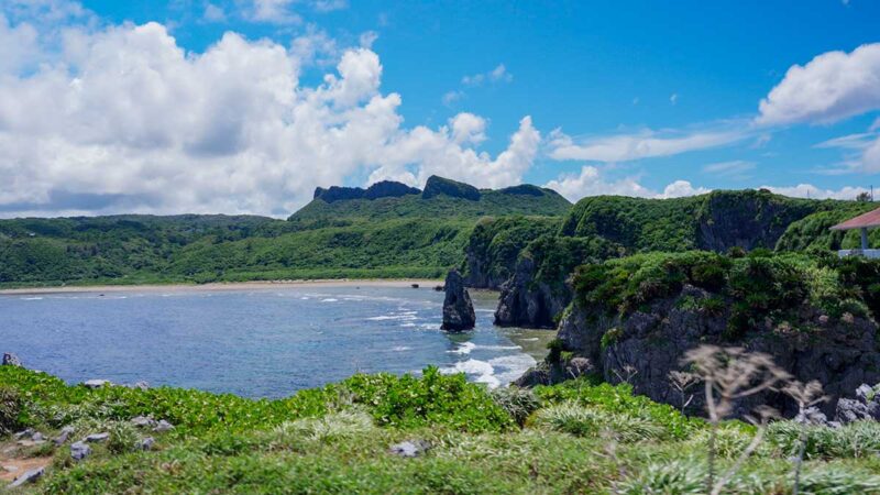 辺戸岬、分かりづらいが左橋に小さくヤンバルクイナ展望台も写っている