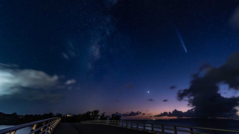 名蔵大橋から撮影した天の川と紫金山・アトラス彗星